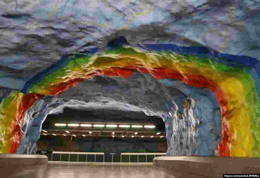 Станция Stadion украшена изображением радуги и других ярких фигур. Открыта в 1973 году и расположена на глубине 25 метров.