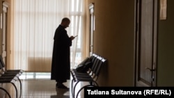 Un judecător pe holurile Judecătoriei Buiucani.