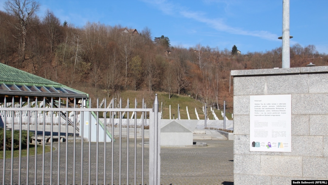 Ulaz u Memorijalni centar Potočari, 7. mart 2025. 