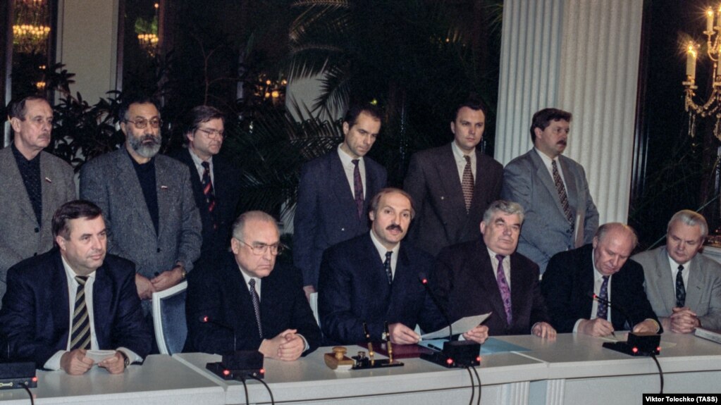 Віктар Чарнамырдзін (другі зьлева) і Аляксандар Лукашэнка. 22 лістапада 1996 году 