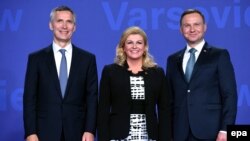 Hrvatska predsjednica Kolinda Grabar KIitarović u društvu generalnog tajnika NATO-a Jensa Stoltenberga (lijevo) i predsjednika Poljske Andrzeja Dude, Varšava, 8. srpnja 2016.