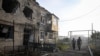 Полицейский из эвакуационной группы помогает местному жителю прифронтового села Беленькое, Запорожская область, Украина, 20 августа 2026 года