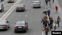 Терговчилар иддаосича¸ ўзбекистонлик гуруҳ яхши кийинган аëлларни ўлжаликка танлаган.