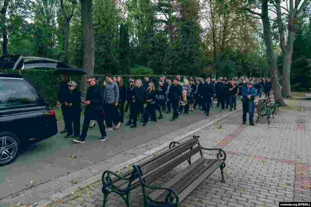 Жалобная працэсія на Вайсковых могілках «Павонзкі» ў Варшаве – гэта адзін з галоўных нацыянальных нэкропаляў Польшчы, дзе пахаваныя ўдзельнікі барацьбы за незалежнасьць, абаронцы Варшавы, жаўнеры Арміі Краёвай і ўдзельнікі Варшаўскага паўстаньня.