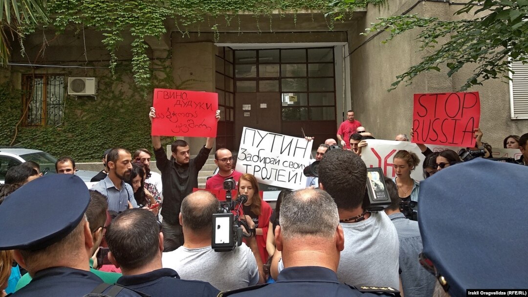 Накалила ситуацию акция протеста, организованная перед входом в конференц-зал молодежными организациями