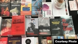 Стенд ISIA Media Verlag на ярмарке Пражская книжная башня в сентябре 2024 г..