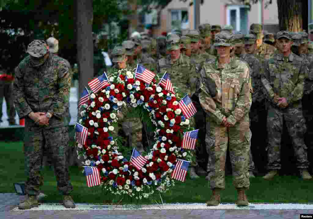 Soldați americani participă la ceremonia de comemorare a victimelor atacurilor din 11 septembrie 2001, Kabul, 11 septembrie 2017. &nbsp;