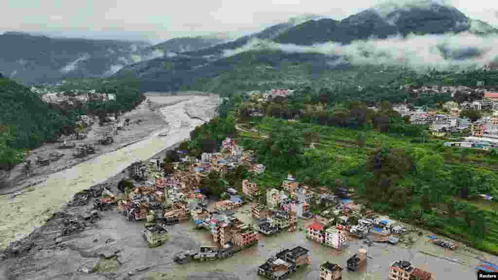 Posledice bujične poplave u Trišuliju, u okrugu Nuvakot u Nepalu, 27. avgusta. Preliminarni izveštaji nepalskih zvaničnika ukazuju da je zemljotres u tom području moguće izazvao urušavanje dela glečera, što je zatim pokrenulo razornu bujicu.