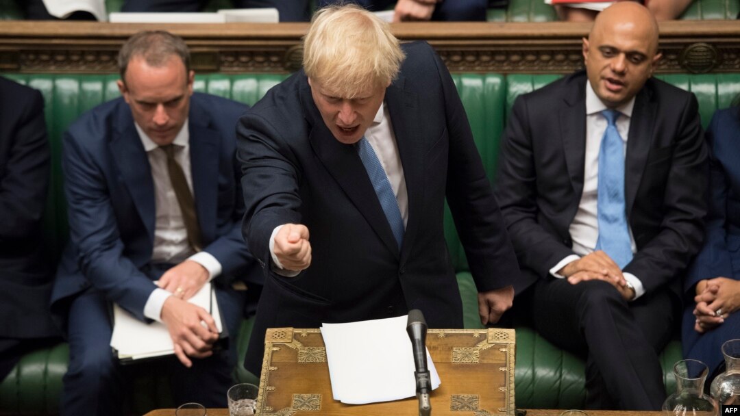 Premierul britanic Boris Johnson în Camera Comunelor, unde guvernul său are o majoritate milimetrică, după cum spune Traian Ungureanu