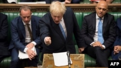 Premierul britanic Boris Johnson în Camera Comunelor, unde guvernul său are o majoritate milimetrică, după cum spune Traian Ungureanu