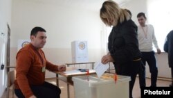 Armenia -- A woman casts a ballot in a constitutional referendum, Yerevan, 6Dec2015.