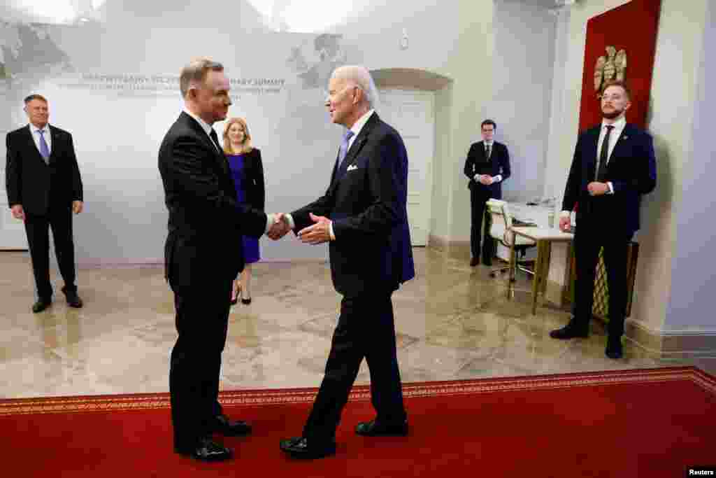Președintele polonez Andrzej Duda l-a întâmpinat pe președintele american, Joe Biden, la Palatul Prezidențial din Varșovia. Alături de el s-au aflat președintele român, Klaus Iohannis, și cel al&nbsp;Slovaciei, Zuzana Čaputová.