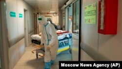 Bolničari paze na pacijenta oboljelog od COVID-a 19, Moskva (17. juni 2021.)