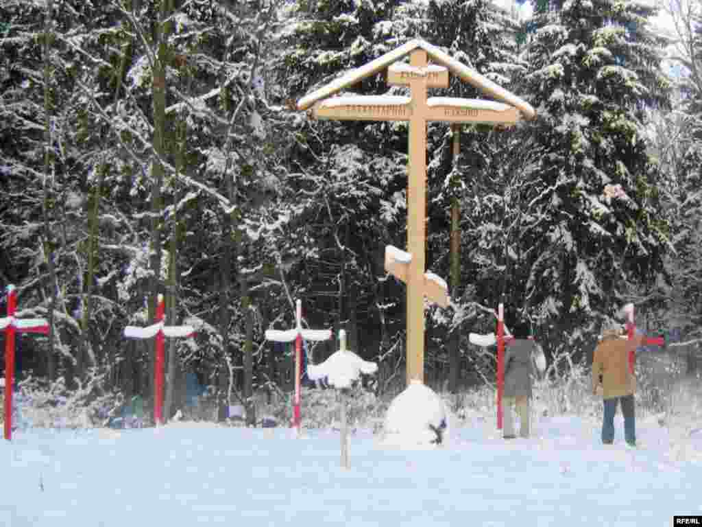  Пракуратура Віцебскага раёну абвінаваціла Кастуся Смолікава ва ўсталяваньні памятных крыжоў пад вёскай Паляі