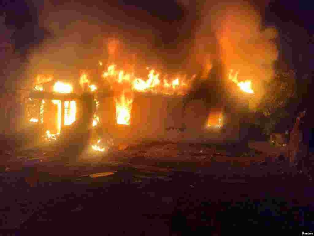 Kuća u plamenu nakon ruskih napada na Kijevsku regiju.