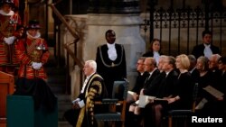 Membrii Parlamentului, începând cu premierul Liz Truss, adunați luni la Westminster Hall, locul unde de miercuri 14 septembrie va fi depus sicriul Reginei Elisabeta a II-a, Londra, 12 septembrie 2022.