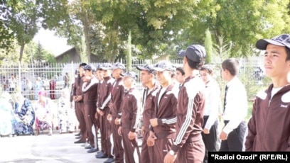 Yigitning shifokor tomonidan tibbiy korikdan otishi