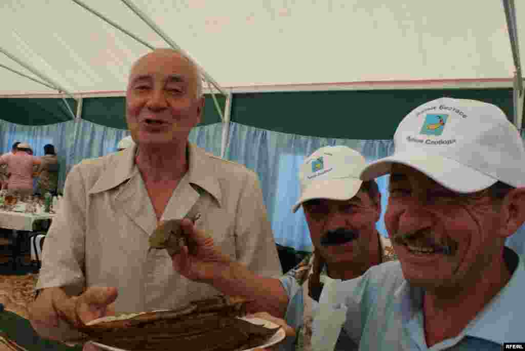 Балык Бистәсендә Сабантуй - 2009 - Равил Шәрәфиев (сулдан) Ринат һәм Әхәт Гаффарлар
