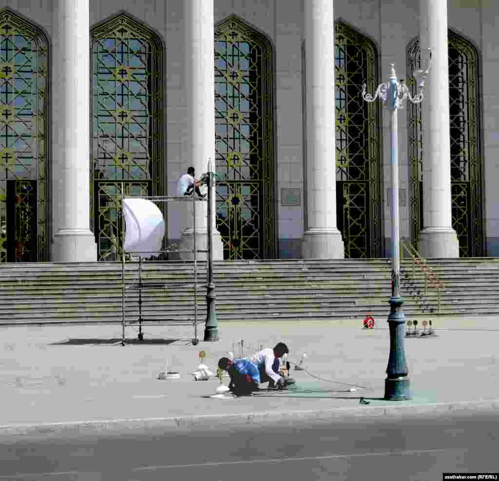 Aşgabat. Türkmenbaşy &nbsp;adyndaky &nbsp;teatryň &nbsp;öňünde &nbsp;elektrik &nbsp;enjamlaryny &nbsp;çalyşmaga &nbsp;taýýarlyk &nbsp;görýän &nbsp;işçiler