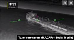 Скриншот с видео СБС Украины, на котором дрон атакует судно РФ в Азовском море