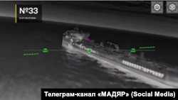 Скриншот с видео СБС Украины, на котором дрон атакует судно РФ в Азовском море