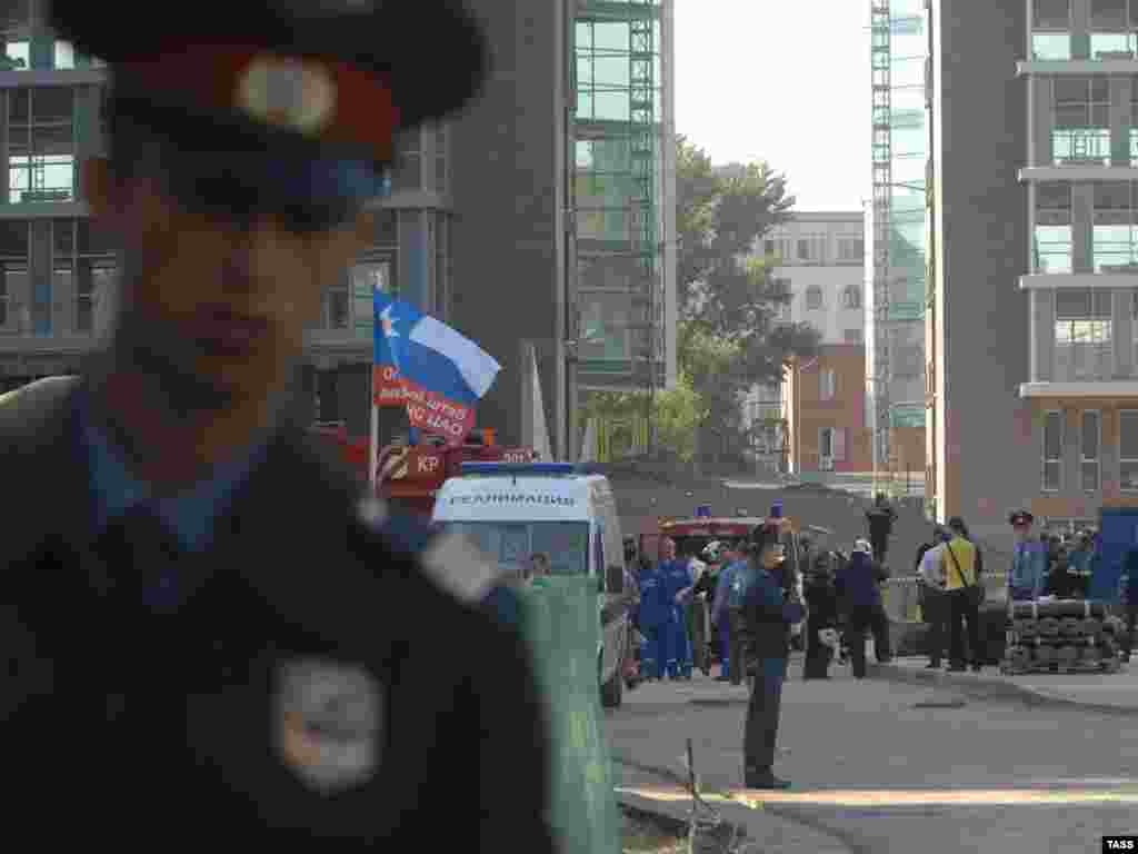 Russia--Policemen and rescuers appear on the premises of an office building in central Moscow, where a multi-story car p - 4 человека извлечены из-под завалов рухнувшей в центре Москвы многоярусной парковки (ИТАР-ТАСС)