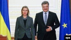 Президент України Петро Порошенко та верховний представник ЄС із закордонних справ і політики безпеки Федеріка Моґеріні під час зустрічі у Києві. 9 листопада 2015 року