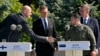 Прем'єр-міністр Латвії Андріс Кульбергс (ліворуч) потискає руку президенту України Володимиру Зеленському (другий праворуч), а президент Фінляндії Александер Стубб (центральний) та прем'єр-міністр Естонії Крістен Міхал (праворуч) спостерігають за цим, 23 серпня 2026 року