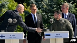 Прем'єр-міністр Латвії Андріс Кульбергс (ліворуч) потискає руку президенту України Володимиру Зеленському (другий праворуч), а президент Фінляндії Александер Стубб (центральний) та прем'єр-міністр Естонії Крістен Міхал (праворуч) спостерігають за цим, 23 серпня 2026 року