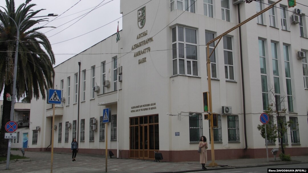 Сбербанк Абхазии впервые в истории начал реализацию памятных банкнот «Владислав Ардзинба» номиналом в 100 апсаров