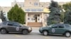 Mașini ale CNA în fața primăriei municipiului Comrat în timpul descinderii la instituție, 9 septembrie 2025