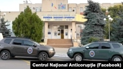 Mașini ale CNA în fața primăriei municipiului Comrat în timpul descinderii la instituție, 9 septembrie 2025