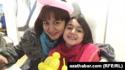 Türkiýede ýaşaýan türkmen migranty Arzuw gyzy Ruýa bilen