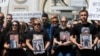 Porodice poginulih u noćnom klubu u Kočanima drže slike svojih najmilijih na protestu u Skoplju, Sjeverna Makedonija, 29. aprila 2025.
