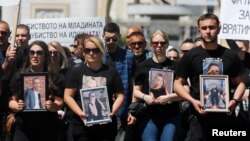 Familjarët e viktimave të zjarrit në Koçan gjatë një proteste në Shkup më 29 prill 2025. 