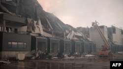 Un depozit avariat la Kiev în urma atacurilor cu rachete balistice și drone rusești din 5 august 