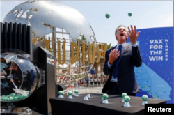 15 июня 2021. Губернатор Ньюсом проводит на студии Universal розыгрыш лотереи "Привейся, чтобы выиграть". © REUTERS/Mario Anzuoni