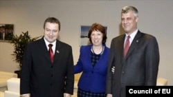 Serbia's Ivica Dacic (left), EU foreign-policy chief Catherine Ashton (center), and Kosovo's Hashim Thaci met in January in Brussels.