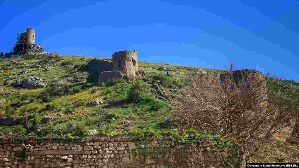Генуезька фортеця Чембало на горі Кастрон є однією з ключових пам&#39;яток міста