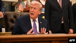 ترامپ در دفتر خود در کاخ سفید