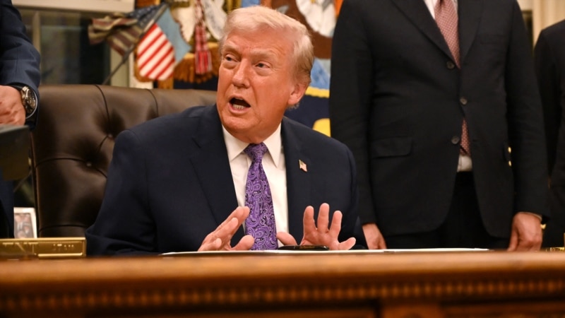 Trump trdi, da si želi dogovor z Iranom in da je Teheran pripravljen na pogajanja, a obenem grozi Islamski republiki