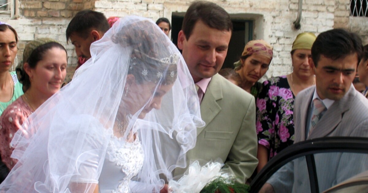 Порно видео: Анасы қызын мастурбация жасап жатқанда ұстап алып, екеуі бірге мастурбация жасай бастад