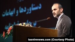 پیمان جبلی می‌گوید هنرمندانی که علیه جمهوری اسلامی موضعگیری نکرده‌اند حمایت می‌شوند