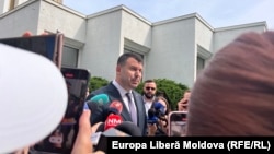 Vasile Costiuc, liderul partidului „Democrația Acasă”, în fața președinției, făcând declarații pentru presă cu referire la consultările privind desemnarea premierului