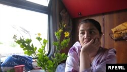 Туркманистон ҳудудига кирган поезд йўловчилари фақат бир нарса - ўз жойларида қимирламай ўтириш ҳаққига эга¸ холос.