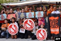 Activiști din întreaga lume protestează împotriva combustibililor fosili în fața summitului COP28 la Dubai, 5 decembrie.