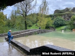 Pecaroši na mosta na Ribnici, u Podgorici, koji je gotovo potpuno pod vodom