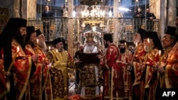 Patriarhul Ortodox Grec al Ierusalimului, Teofil al III-lea (în centru), dă startul ceremoniei spălării picioarelor la Biserica Sfântului Mormânt din Orașul Vechi al Ierusalimului, pe 9 aprilie 2026.