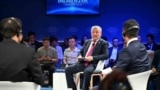 Министрлер кабинетинин төрагасы Адылбек Касымалиев "Жайкы Давос-2025" дүйнөлүк экономикалык форумунун панелдик сессиясына катышып жатат. Тяньцзинь, Кытай. 24-июнь 2025-жыл.