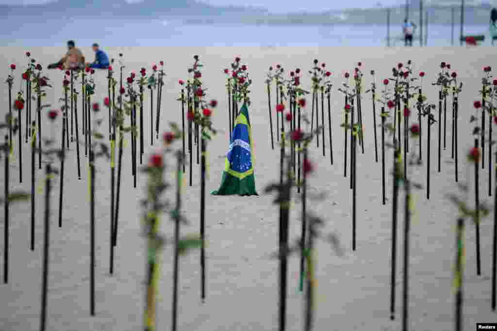 A riói&nbsp;Copacabana strandon virágokkal emlékeztek a koronavírus-járvány félmillió brazil áldozatára június 20-án.